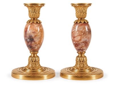 paire de bougeoirs anciens en laiton et marbre, sur socles