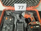 une mallette orange contenant des outils, posée sur une table
