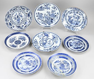 un ensemble d'assiettes bleues et blanches ornées de motifs floraux