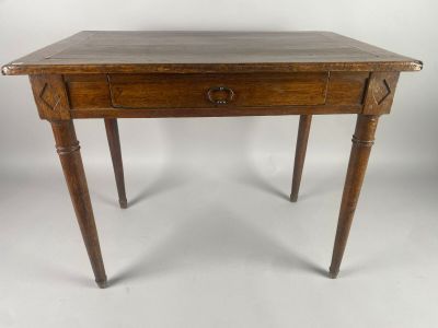 Table à écrire en chêne ouvrant à un tiroir en ceinture et r…