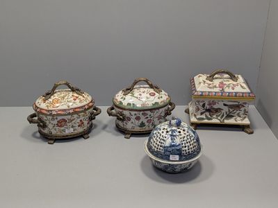 quatre types différents de plats en porcelaine chinoise exposés sur une table