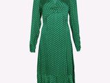 La robe est verte et comporte un motif.