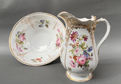 une tasse et une soucoupe blanches posées l'une à côté de l'autre sur une table