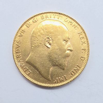 l'image d'un gros plan d'une pièce d'or sur une surface blanche