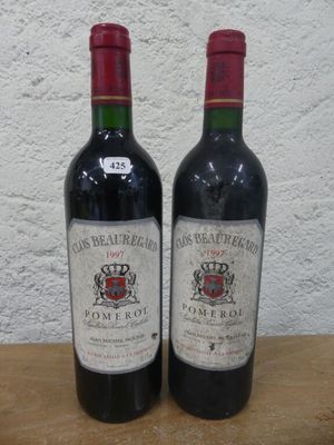 deux bouteilles de vin posées sur une table l'une à côté de l'autre