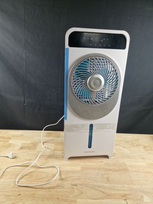 un éventail blanc et bleu posé sur une table en bois