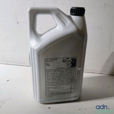 un gallon de liquide posé sur une table