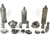 de nombreux objets métalliques de toutes sortes sur une surface blanche