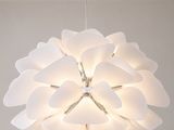 un lustre blanc suspendu au plafond d'une chambre à coucher