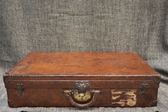 Louis VUITTON, Paris – Valise rigide en cuir fauve, Étiquette int...