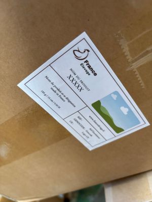 une boîte marron avec un autocollant dessus, posée sur une table