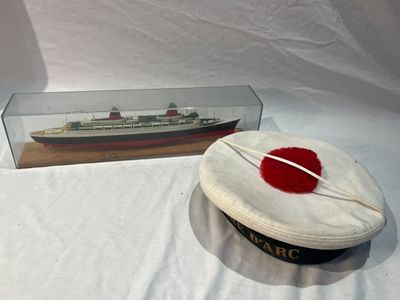 un bonnet blanc orné d'un pompon rouge