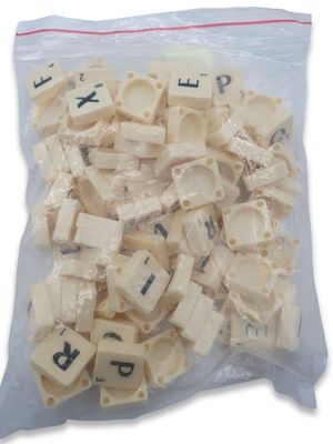 un sac rempli de lettres ayant la forme de lettres