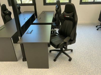 une image représentant un bureau avec un bureau et des chaises