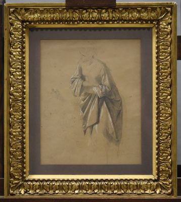 On y voit une vieille photo d'une femme en robe blanche, encadrée dans un cadre doré.