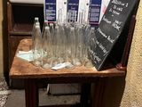 une petite table sur laquelle sont posés des verres à vin, dans une pièce