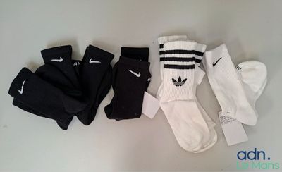 quatre paires de chaussettes sont alignées sur une table