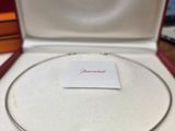 une perle de verre verte se trouve dans une boîte posée sur une table