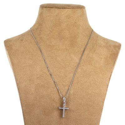 un collier orné d'une croix autour du cou d'un mannequin