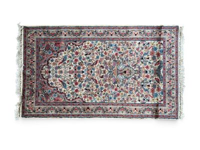 un gros plan d'un tapis sur une surface blanche avec un fond blanc