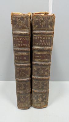 deux vieux livres posés sur une table