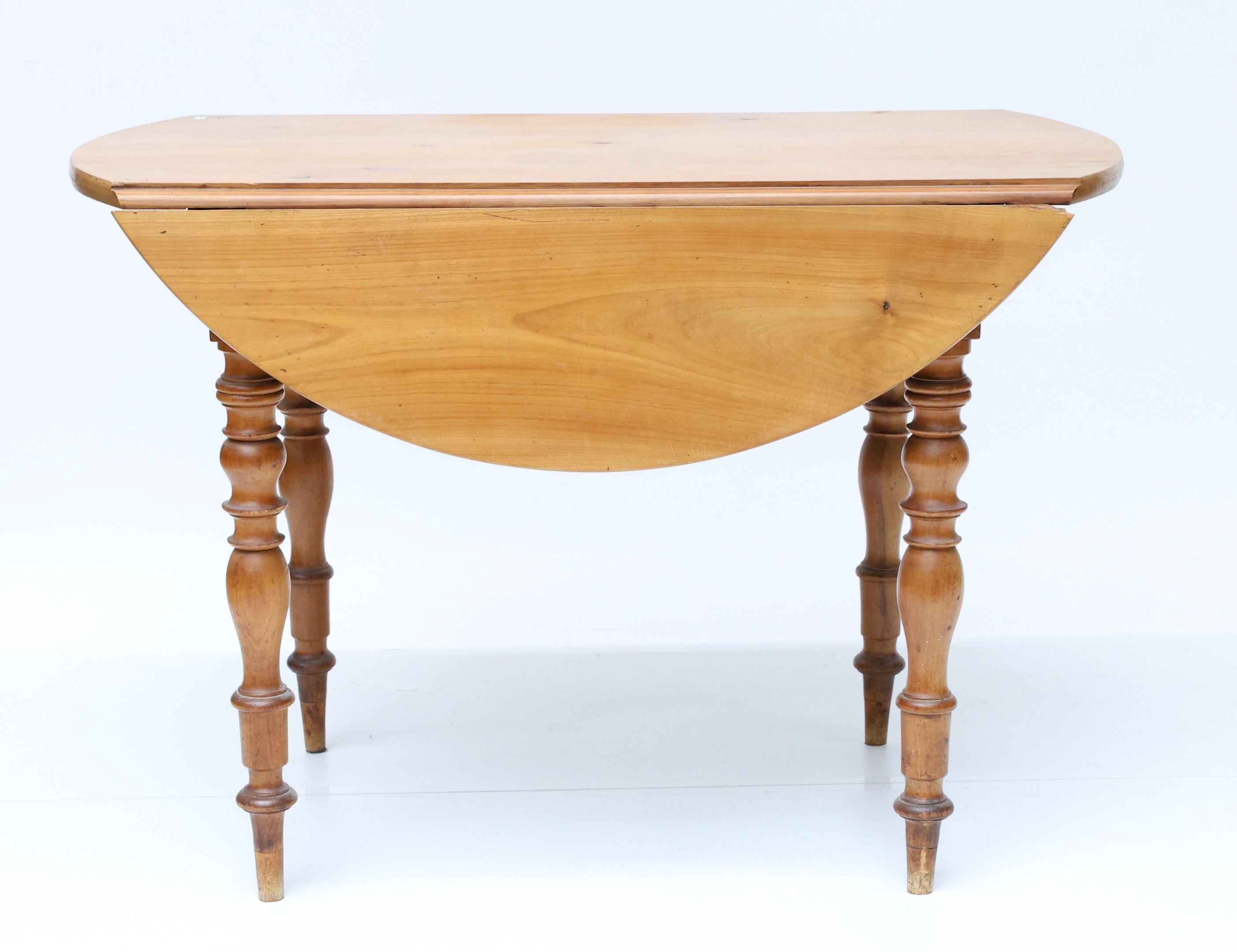 Table à deux volets en noyer, quatre pieds de forme balustre…
