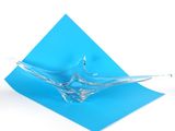 un morceau de papier bleu sur lequel est posé un bol en verre
