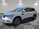 un 4x4 blanc garé sur un sol en damier dans un garage