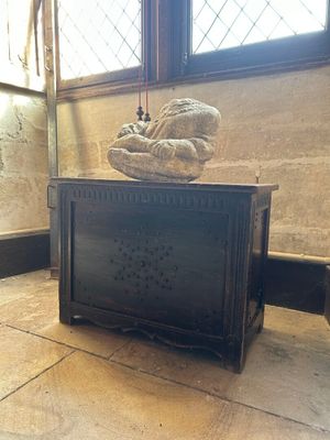 une statue posée sur une boîte au milieu d'une pièce