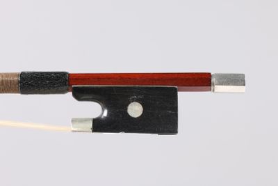 un archet de violon attaché à une corde