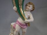 une figurine représentant un garçon tenant un grand vase