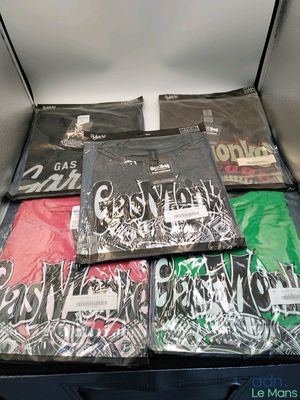 de nombreux t-shirts qui traînent dans une boîte