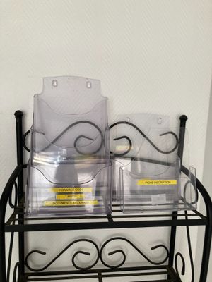 une étagère en métal sur laquelle sont posées deux boîtes transparentes