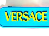 un étui bleu sur lequel est inscrit le mot « Versace »