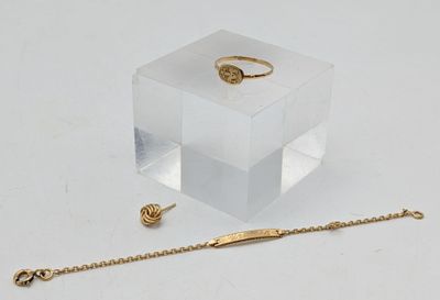 une photo d'une bague en or posée sur une boîte transparente