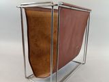 porte-revues en cuir marron sur fond blanc, avec un fond blanc