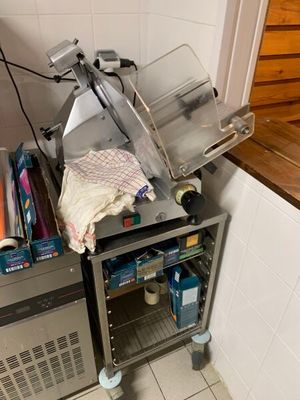 une machine posée sur un comptoir