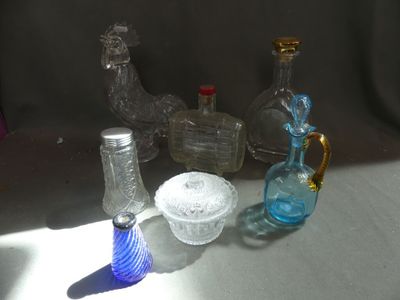 many different glass items sitting on a table