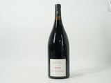 une bouteille de vin posée sur une table