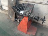 une machine posée contre le mur d'un immeuble