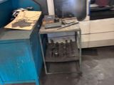 une photo d'une cuisine avec un placard bleu et une cuisinière