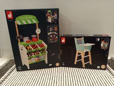 deux cartons de jouets posés par terre
