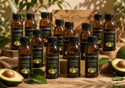 plusieurs bouteilles d'huile d'avocat posées sur une table en bois