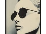 une photo en noir et blanc d'une femme portant des lunettes de soleil