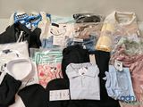 un lot de vêtements posés sur une table