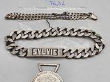 un gros plan d'une chaîne à laquelle est accrochée une médaille