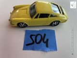 une petite voiture jaune posée à côté d'une feuille de papier bleue