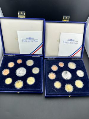 Deux pièces d'argent et d'or se trouvent dans un étui bleu