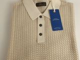 un pull blanc avec une étiquette bleue au niveau du col