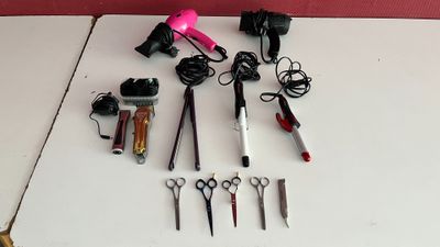 un grand nombre d'outils posés sur une table